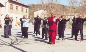 Gisa Anders beim Tai Chi mit Sch&uuml;lern